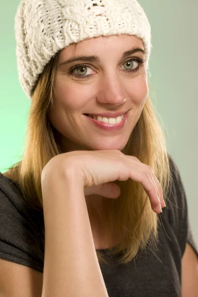 Portrét šťastné ženy s zimní čepici — Stock fotografie