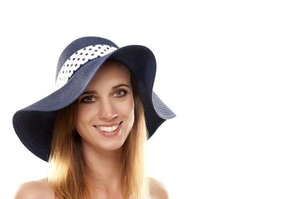 Πορτραίτο μιας γυναίκας που φοράει ένα καπέλο καλοκαίρι — Φωτογραφία Αρχείου