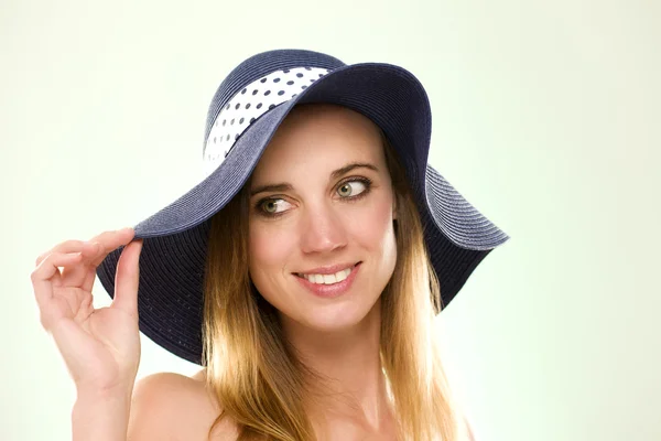 Retrato de una mujer con sombrero de verano — Foto de Stock