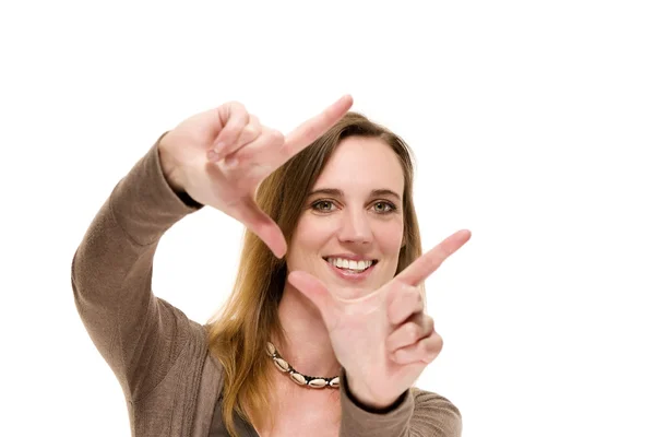 Mulher sorridente formando uma moldura com as mãos — Fotografia de Stock