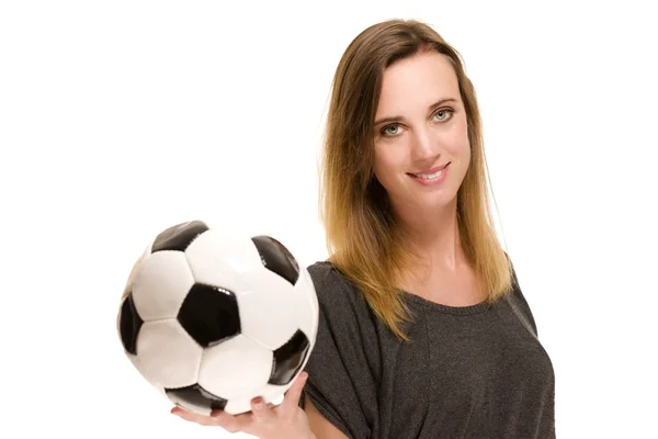 Retrato de uma mulher segurando uma bola de futebol — Fotografia de Stock