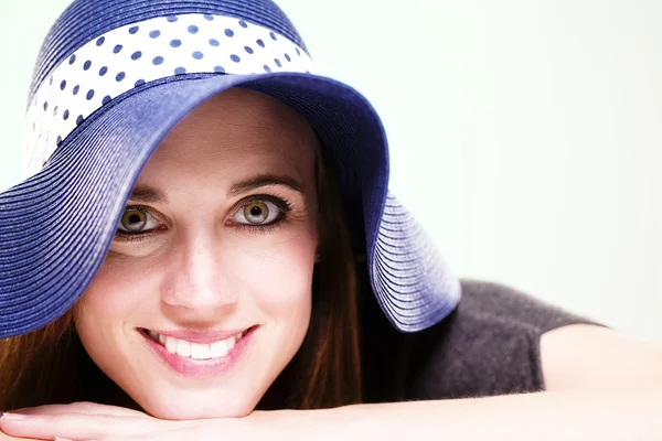 Šťastná žena nosí letní klobouk — Stock fotografie