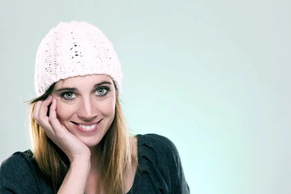 Femme heureuse portant une casquette d'hiver — Photo