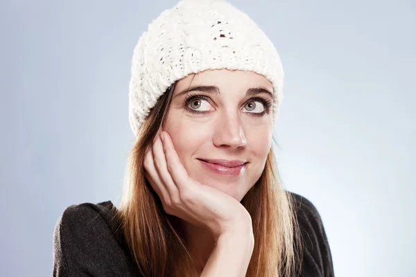 Donna con un cappello invernale guardando in alto — Foto Stock