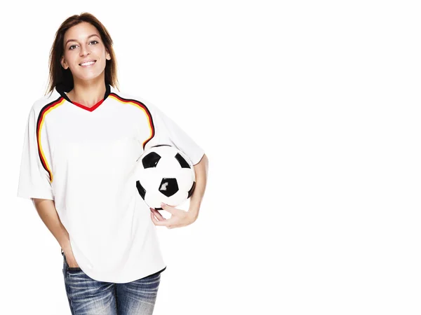 Mulher feliz usando camisa de futebol segurando futebol — Fotografia de Stock