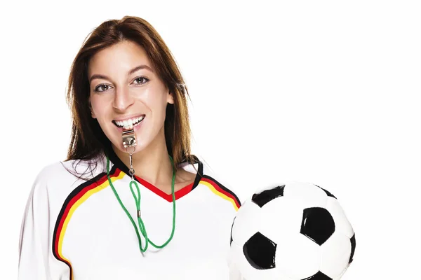 Piękna kobieta z gwizdkiem posiadania piłki nożnej — Zdjęcie stockowe