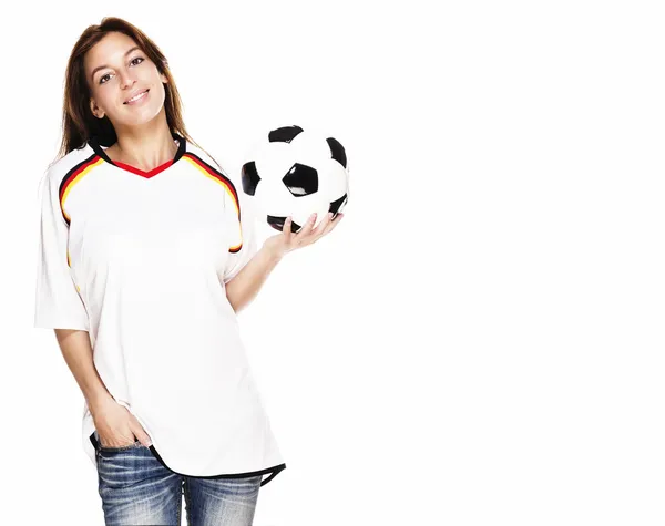 Mujer sonriente con camisa de fútbol presentando un balón de fútbol —  Fotos de Stock