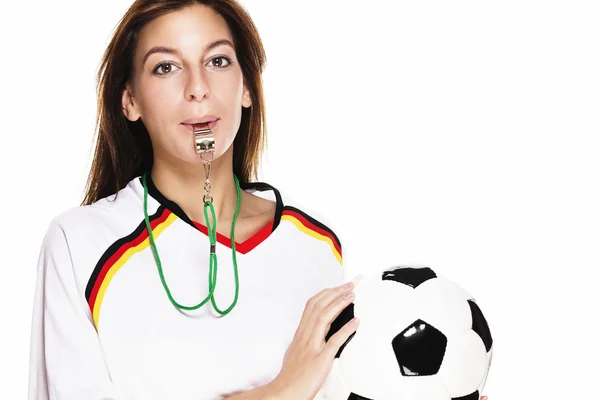 Krásná žena s píšťalkou na sobě drží fotbal fotbalové tričko — Stock fotografie