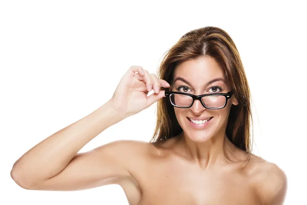 Jovem bela mulher segurando a moldura de seus óculos — Fotografia de Stock