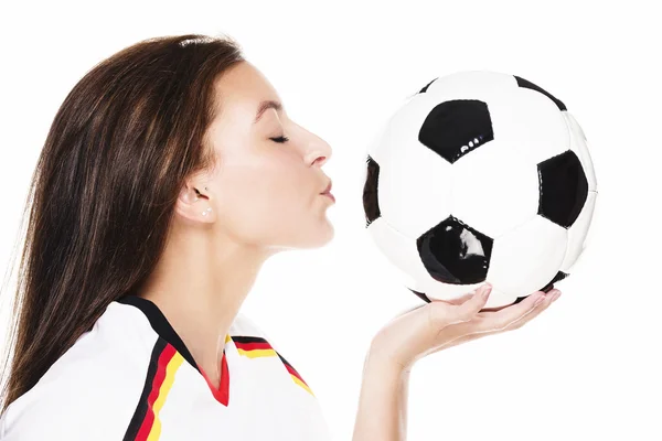 Όμορφη γυναίκα περίπου για να βγάλει το πουκάμισό του ποδοσφαίρου — Stock fotografie