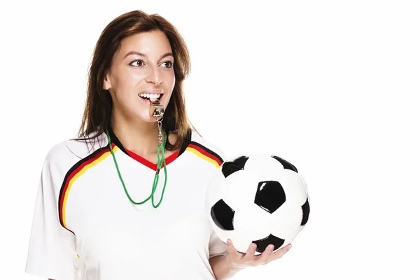 Krásná žena nosí fotbalové tričko s píšťalkou drží fotbal — Stock fotografie