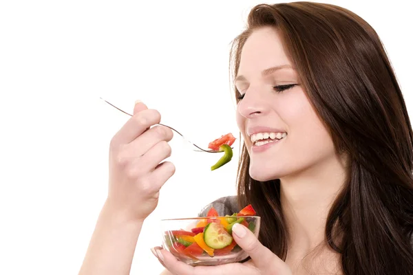 Молода щаслива жінка їсть салат — стокове фото