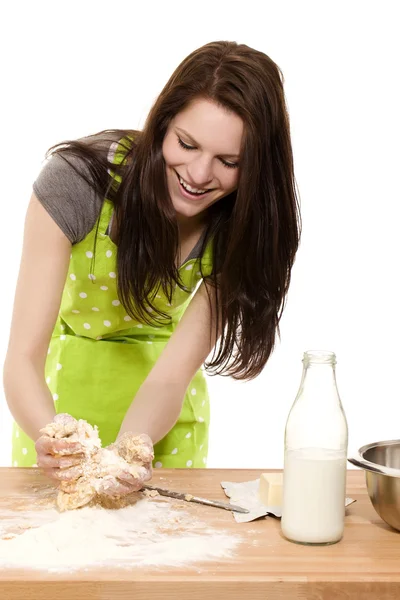 Kobieta formowania ciasta z jej rąk — Zdjęcie stockowe