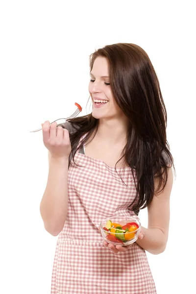 Смеющаяся женщина ест салат — стоковое фото