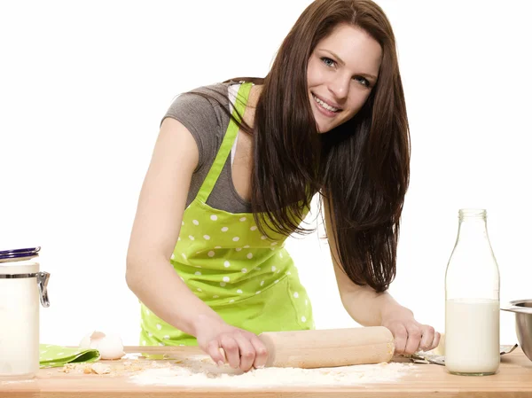 Mujer sonriente con rodillo que prepara la masa — Foto de Stock
