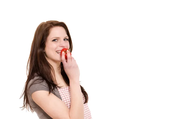 Jovem mulher comendo tomate — Fotografia de Stock