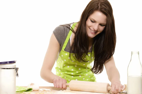 Jeune femme utilisant rouleau à pâtisserie — Photo