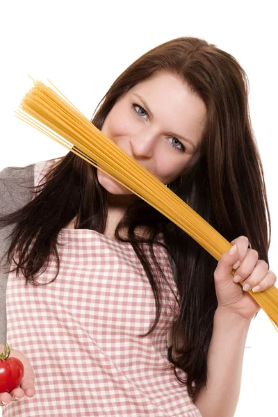 Vrouw met spaghetti en tomaat — Stockfoto