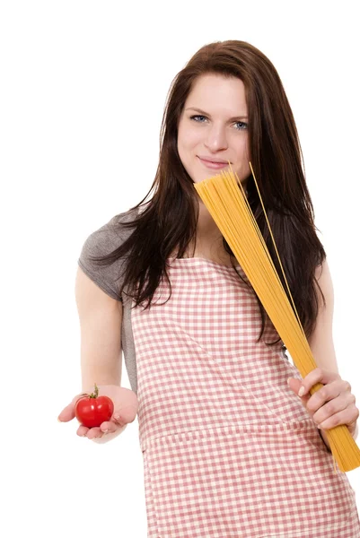 Mujer joven sosteniendo espaguetis y tomate —  Fotos de Stock