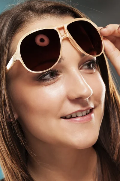 Teenager with sunglasses — Stock Photo, Image