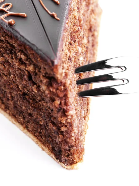 Une fourchette dans un gâteau au chocolat — Photo