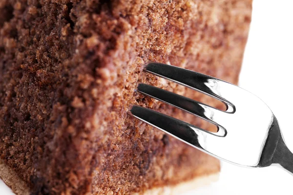 Fechar de um garfo em um bolo de chocolate — Fotografia de Stock