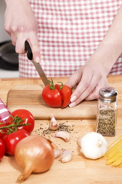 Stock image Closeup of hands cutting tomatoes