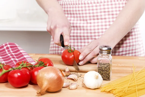 Close-up van handen snijden tomaten — Stockfoto