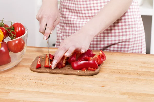 Primer plano de las manos cortando verduras — Foto de Stock