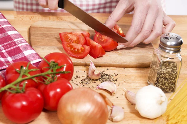 Närbild av händerna skära tomater — Stockfoto