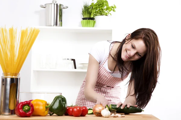 Happy woman cutting cucumber — Stock Photo, Image