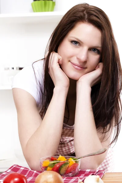 Usměvavá mladá žena se salátem — Stock fotografie