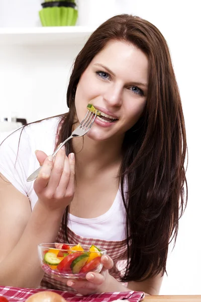 Гарна жінка їсть салат — стокове фото
