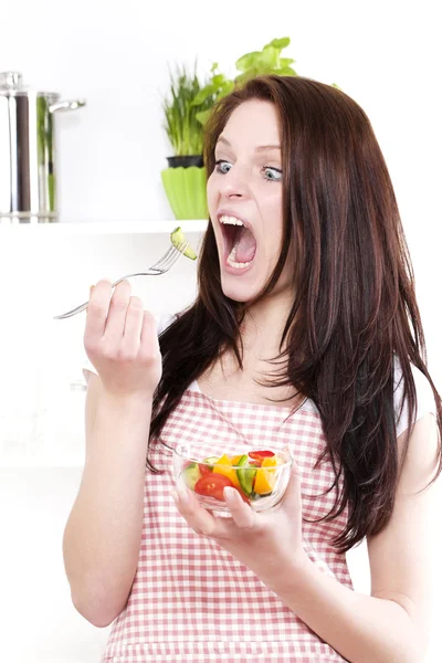 サラダを食べておかしい女性 ストック写真