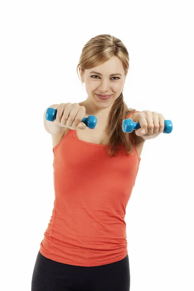 Usmívající se žena fitness cvičení s činkami — Stock fotografie