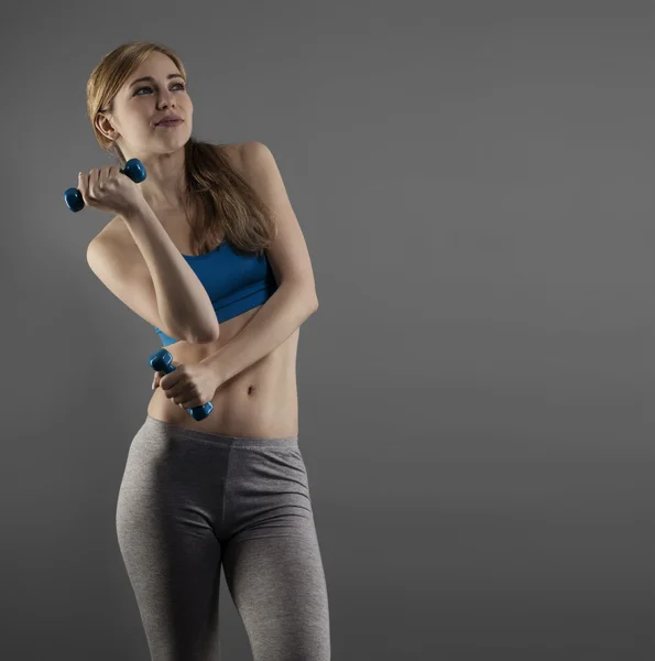Fitness-Frau mit Kurzhanteln — Stockfoto