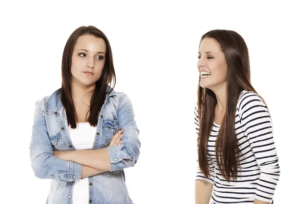 Tonåring skrattar åt hennes syster — Stockfoto