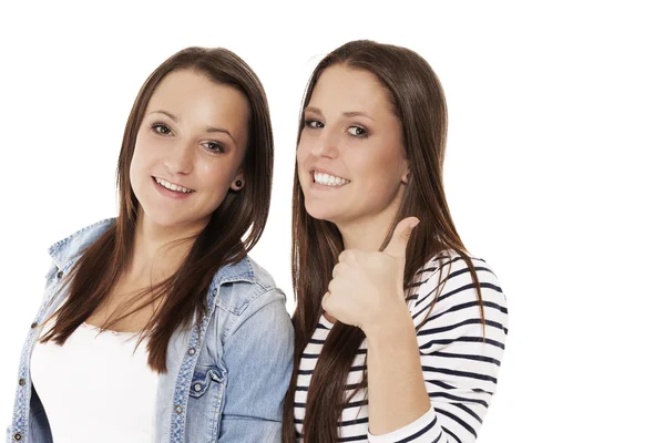 Dos adolescentes mostrando pulgares hacia arriba — Foto de Stock