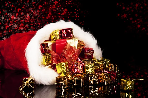 Julklappar faller från santa's hat — Stockfoto
