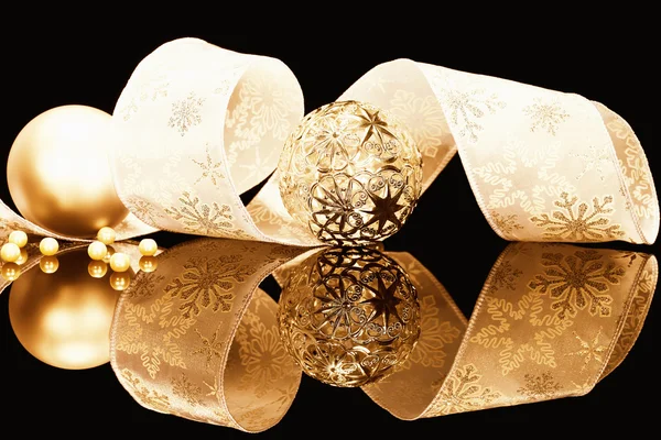 Goldene Weihnachtskugeln mit Schleife — Stockfoto