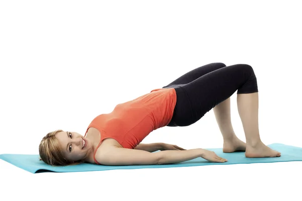 Fitness vrouw uitoefenen op een mat — Stockfoto