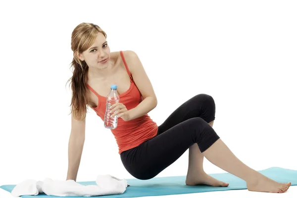 Jovem mulher loira fitness prestes a sentar-se — Fotografia de Stock