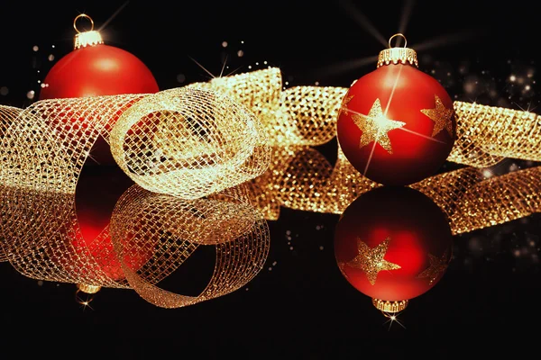 Rote Weihnachtskugeln mit goldenem Metallband — Stockfoto