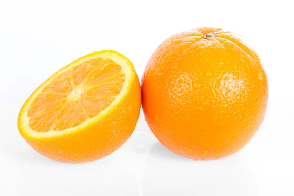Naranja fresca aislada sobre fondo blanco —  Fotos de Stock
