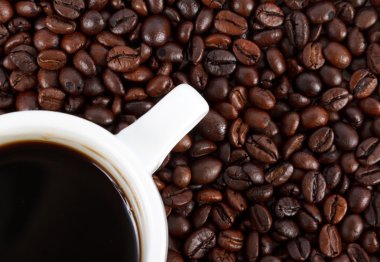 espresso fincan kahve çekirdeği kahverengi zemin üzerine
