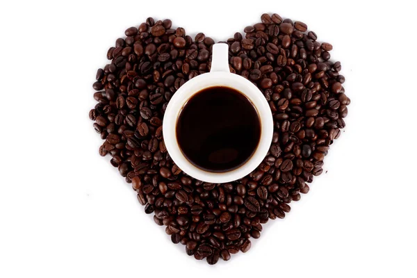 Coração forma café feijão isolado no fundo branco — Fotografia de Stock