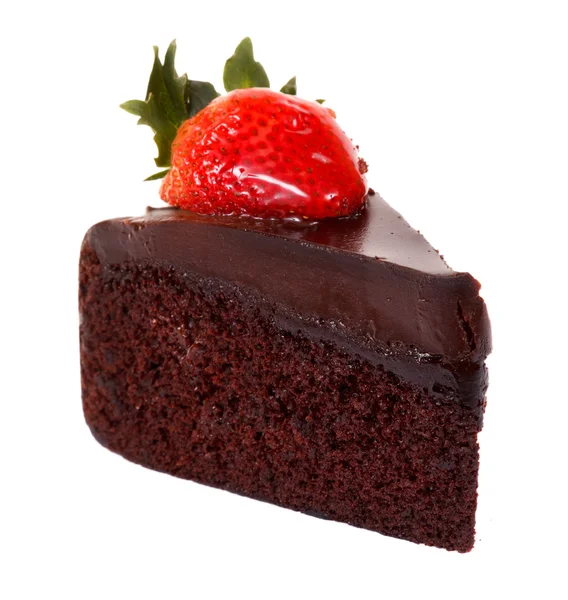 Donkere chocolade aardbei taart geïsoleerd — Stockfoto