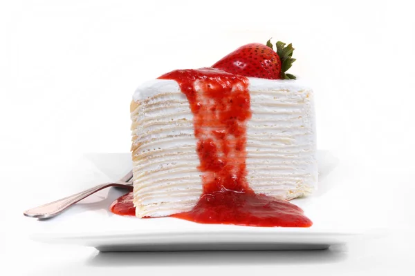 分離したイチゴのクレープ ケーキ — ストック写真