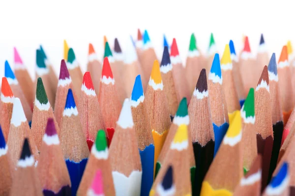 Színes ceruzák elszigetelt fehér háttér közelről — Stock Fotó
