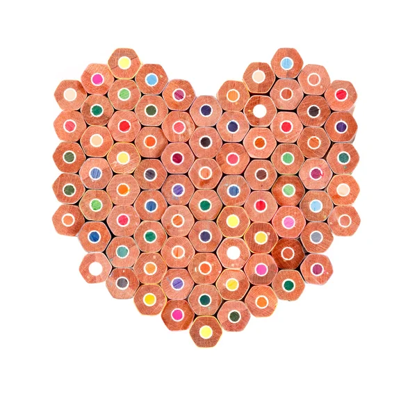 Crayons de couleur disposés en forme de coeur isolé sur fond blanc gros plan — Photo